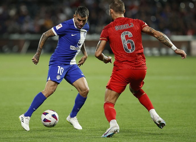 Angel Correa intenta desbordar a Nemanja Gudelj en el amistoso entre el Atlético y el Sevilla en los Estados Unidos