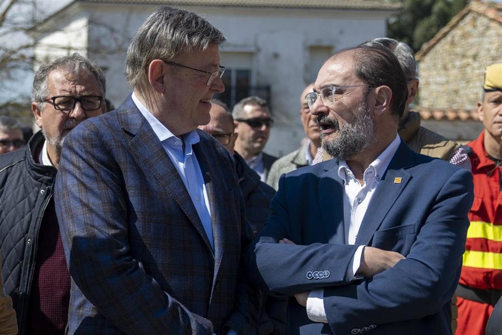Archivo - El presidente de la Generalitat valenciana, Ximo Puig (i) y el presidente de Aragón, Javier Lambán (d), durante su visita al centro de mando en el incendio forestal, a 25 de marzo de 2023, en Barracas, Castellón de la Plana, Comunidad de Valen