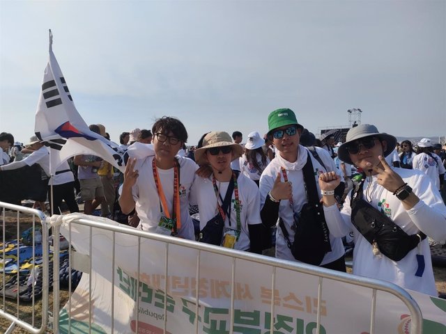 Varios jóvenes coreanos en la Vigilia de la JMJ de Lisboa.