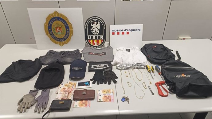 Cadenas de oro, documentación del propietario de la casa robada y distintas herramientas, ropa y pasamontañas encontradas en el registro a los presuntos ladrones