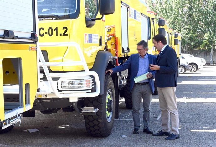 El Consejero De Medio Ambiente, Vivienda Y Ordenación Del Territorio, Juan Carlos Suárez-Quiñones Entrega Cuatro Nuevos Camiones Autobomba Para La Extinción De Incendios Forestales.