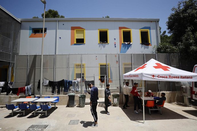 Archivo - June 14, 2023, LAMPEDUSA, ITALY: Migranti all'interno dell'hotspot di Lampedusa, gestito dalla Croce Rossa Italiana, Lampedusa (Agrigento), 14 giugno 2023. Sono 284 i migranti che, all'alba, risultavano essere ospiti dell'hotspot di Lampedusa 