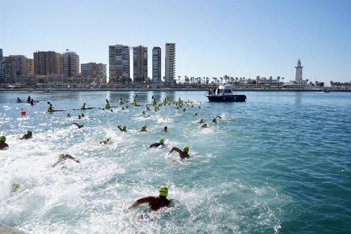 Particpantes en la 63 edición de la Travesía a Nado del Puerto de Málaga