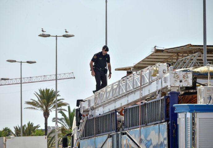 Agentes de la Policía Nacional y de la Guardia Civil trabajan en el Puerto de Ceuta, a 6 de agosto de 2023, en Ceuta (España).