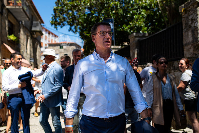 El líder del Partido Popular, Alberto Núñez Feijóo, asiste a la Festa do Albariño, a 6 de agosto de 2023,  en Cambados, Pontevedra, Galicia (España).