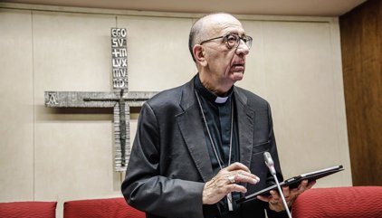 El cardenal Omella llama a una joven española que dice haber recuperado la vista durante la JMJ