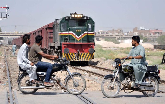 Archivo - May 15, 2023, Pakistan: HYDERABAD, PAKISTAN, MAY 15: Commuters dangerously cross railway track while a .train moves towards its destination that may cause of any serious accident, in Hyderabad on .Monday, May 15, 2023.