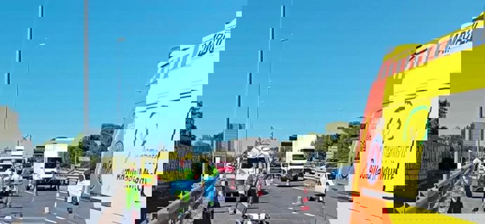 Un hombre y una mujer, graves tras salirse su moto de la vía en la M-50 a la altura de Boadilla