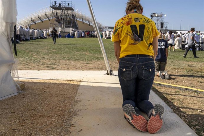 Una voluntaria arrodillada durante la JMJ.
