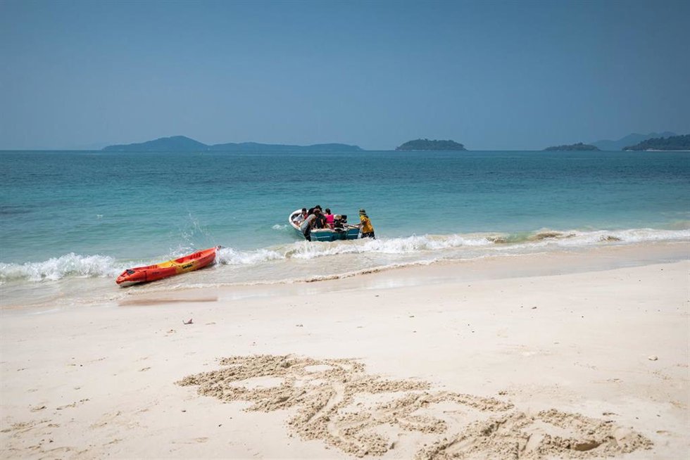 Archivo - March 14, 2023, Koh Chang, Trat, Thailand: The travelers embark on a sightseeing and snorkeling tour in a local small boat at Long Beach on the East Coast of Koh Chang island, an isolated strand that is deserted except for a couple of backpack
