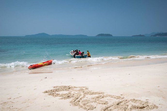 Archivo - Arxiu - March 14, 2023, Koh Chang, Trat, Thailand: The travelers embark on a sightseeing and snorkeling tour in a local small boat at Long Beach on the East Coast of Koh Chang island, an isolated strand that is deserted except for a couple of 