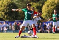 Giuliano Simeone abandona en ambulancia el último amistoso del Alavés