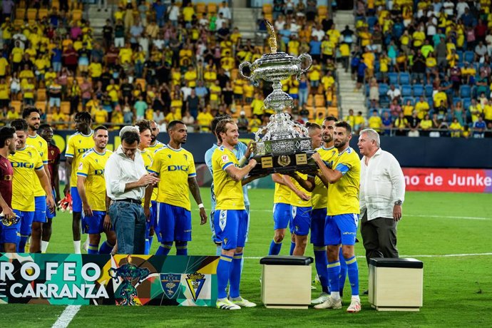 El Cádiz levanta su décimo Trofeo Ramón de Carranza