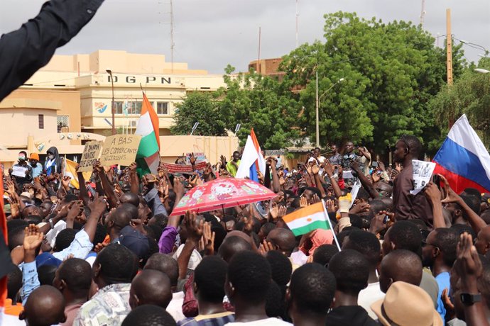 03 August 2023, Niger, Niamey: Protesters take part in a protest in support of the coup plotters in Niger's capital Niamey. During the demonstration, slogans against France were shouted and Russian flags were carried. Photo: Djibo Issifou/dpa