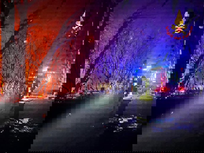 Bomberos de Italia luchando contra un incendio en Sicilia