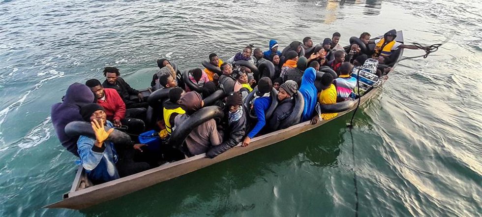Archivo - Un barco de migrantes subsaharianos interceptado por la Guardia Nacional de Túnez