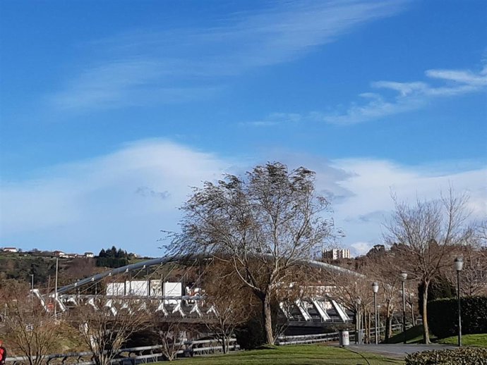 Cielos poco nubosos en Bizkaia