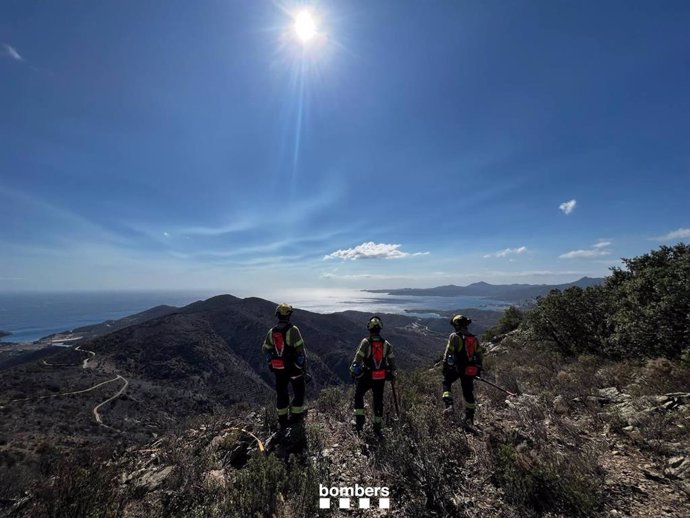 Los Bombers repasan el perímetro del incendio forestal de Portbou (Girona) que sigue estabilizado