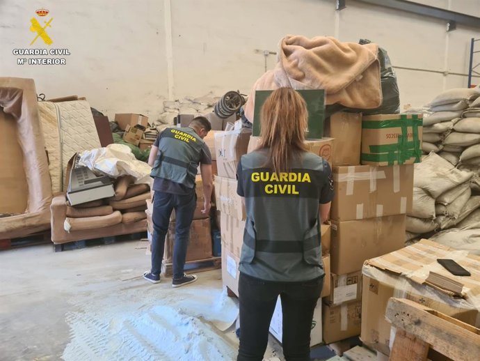 Detenido por estafar 19.200 euros simulando tener una empresa de logística de renombre en redes  sociales