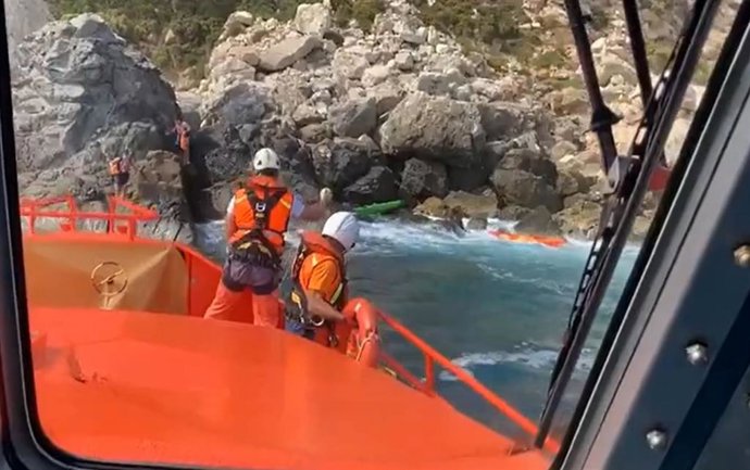 Tripulación de Salvamento Marítimo en el momento del rescate.