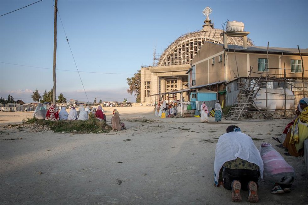 Archivo - October 25, 2020, Sela Dingay, Amhara, Ethiopia: Locals pray outside the half-built Tsadkane Maryam Church in Sela Dingay, around 200km northeast of  Addis Ababa on a Saturday evening..Hundreds of pilgrims usually travel from capital city Addi