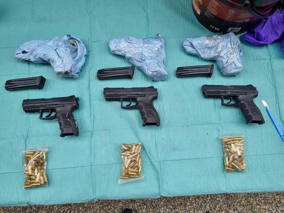 Armas y drogas intervenidas a una organización criminal asentada en la Costa del Sol y Tenerife dedicada al transporte internacional de drogas