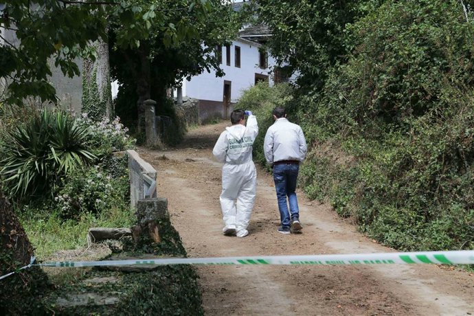 La Guardia Civil examina en Samos (Lugo) el lugar donde un hombre mató a su vecino e hirió a su mujer