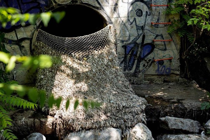 Malla de retención de residuos fibrosos.