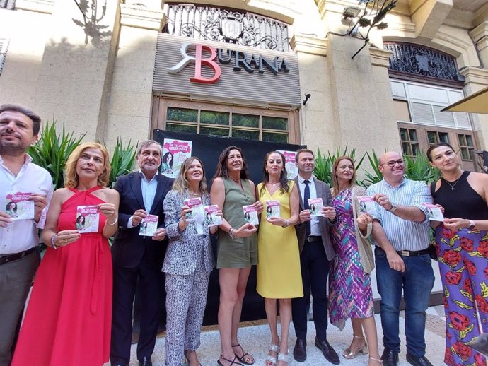 La consejera de Inclusión Social, Juventud, Familias e Igualdad de la Junta de Andalucía, Loles López, presenta una campaña para la prevención de la violencia sexual en Almería.