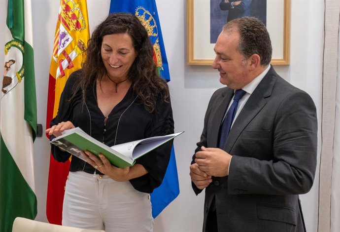El presidente de la Diputación de Huelva, David Toscano, junto a la consejera de Inclusión Social, Juventud, Familias e Igualdad, Loles López, en una visita institucional la semana pasada.