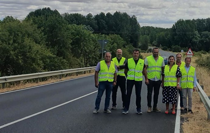 El diputado de Infraestructuras en funciones, Luis Alberto Arias, junto a los alcaldes de Cabreros del Río y Ardón, Arsenio Melón y Mónica Marne, y el presidente de la junta vecinal de Cabreros, Ángel Fresno, entre otros, durante su visita a la carretera