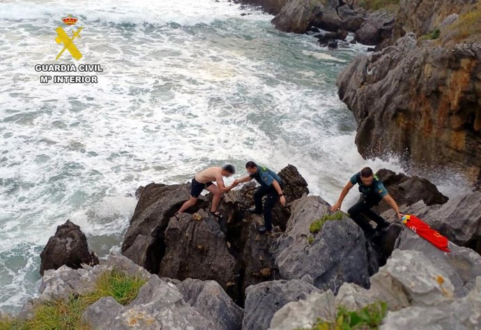 Rdo. Nota De Prensa Guardia Civil (Rescatado Un Joven En La Playa De Sonabia Que No Podía Salir Del Mar Por Sus Medios)