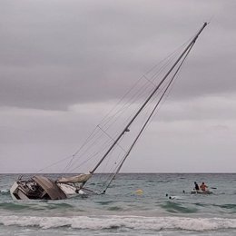 Rescatan a los ocupantes de un velero hundido en Cala Millor