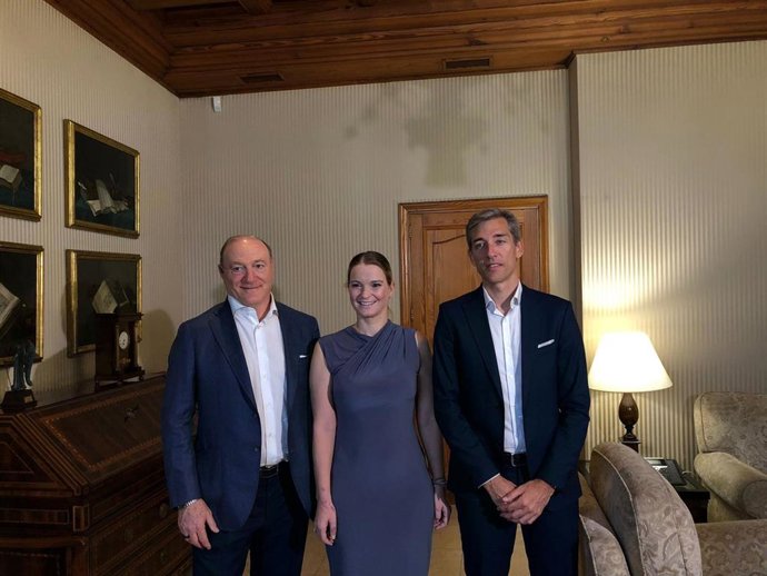 La presidenta del Govern, Marga Prohens, junto al presidente del RCD Mallorca SAD, Andy Kohlberg, y al consejero delegado de Negocio del club, Alfonso Díaz, este lunes.