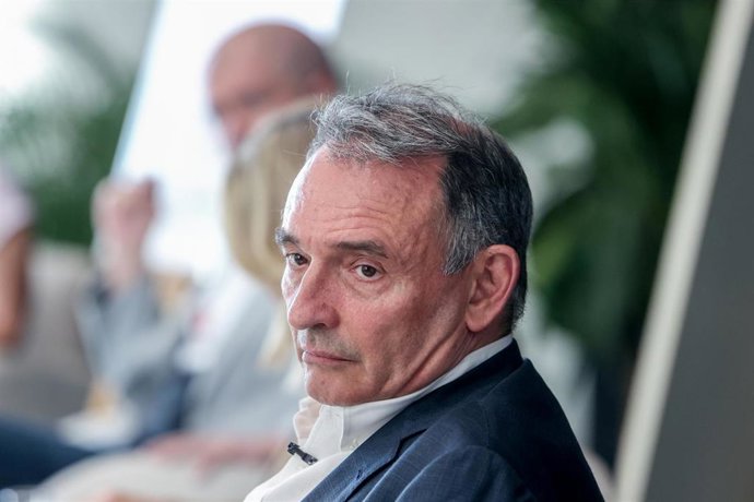 Archivo - Enrique Santiago en un acto del PCE, en el Círculo de Bellas Artes, a 28 de abril de 2023, en Madrid (España).