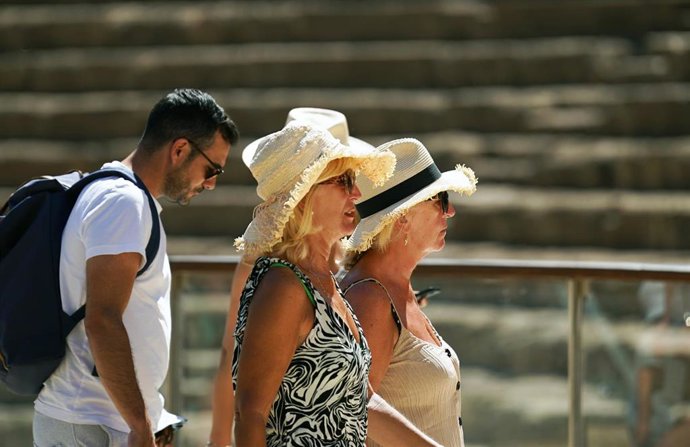Varias personas intentan protegerse de las altas temperaturas que azotan estos días la capital malagueña, a 3 de agosto de 2023 en Málaga, (Andalucía). La capital andaluza a tenido  42 grados de temperaturas siendo unas de las ciudades con la temperatur