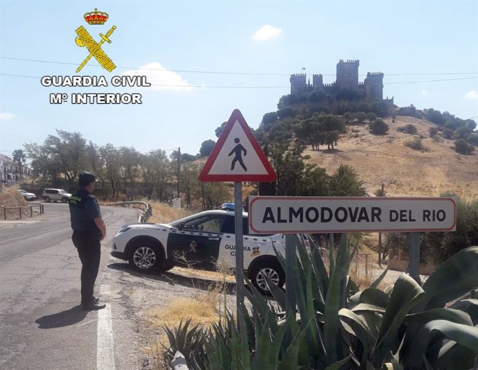 Un agente de la Guardia Civil del Puesto de Almodóvar del Río.