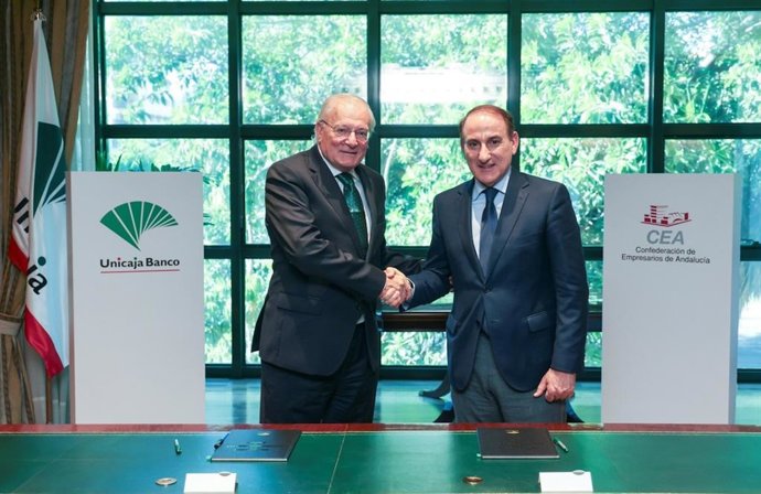 El presidente de Unicaja Banco, Manuel Azuaga, y el presidente de CEA, Javier González de Lara, en la firma del acuerdo.