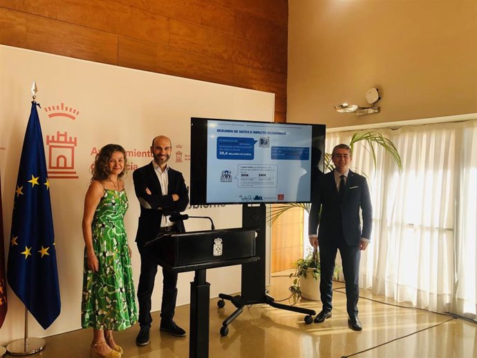 Felipe Saldaña, presidente de los hoteleros; Ángeles Ballesta, directora de Murcia Convention Bureauel; y el concejal de Turismo, Consumo y Comercio, Jesús Pacheco