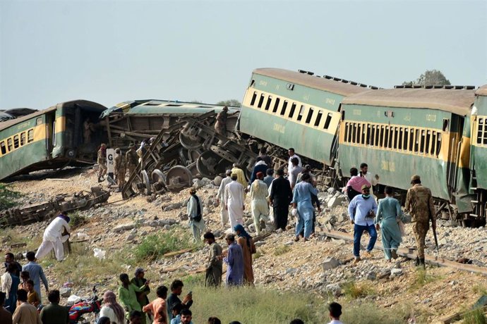 Tren del Hazara Express, descarrilado en Nawabshah, sur de Pakistán.