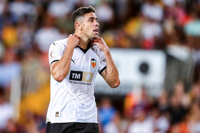 El defensa del Valencia Gabriel Paulista durante el Trofeo Naranja