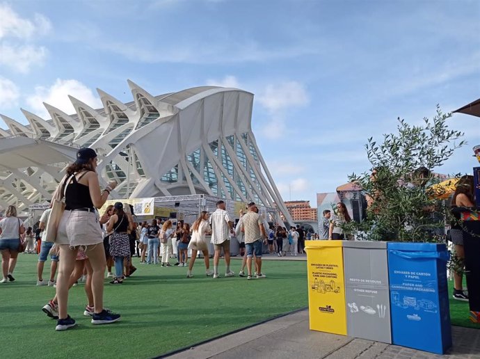 Papeleras dispuestas por Ecoembes para un festival en La Ciudad de las Artes y las Ciencias (Valencia).