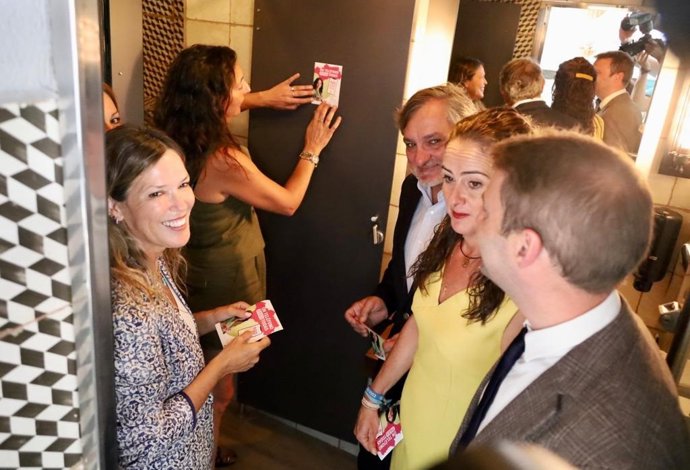 La consejera de Inclusión Social, Juventud, Familias e Igualdad, Loles López, distribuye material informativo en la campaña de la Junta contra la violencia sexual.