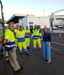 La presidenta del Cabildo de Tenerife, Rosa Dávila, visita los centros de trabajo de Parques y Talleres de Carreteras