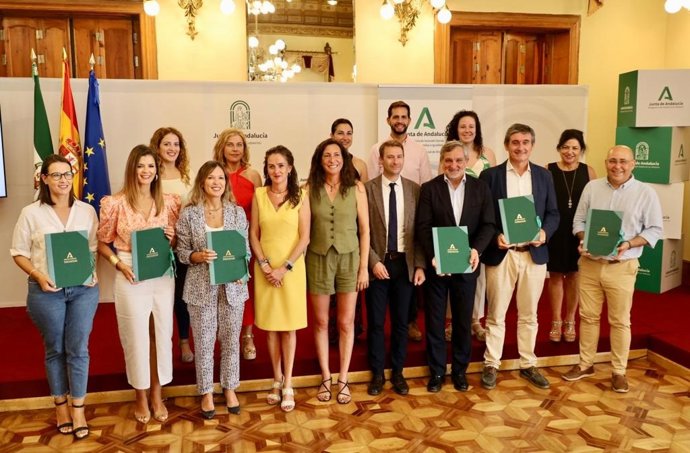 La consejera de Inclusión Social, Loles López, entrega resoluciones de subvenciones para proyectos de innovación de los servicios sociales.