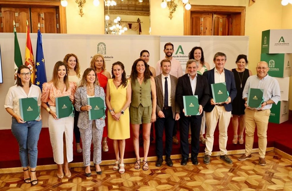 La consejera de Inclusión Social, Loles López, entrega resoluciones de subvenciones para proyectos de innovación de los servicios sociales.