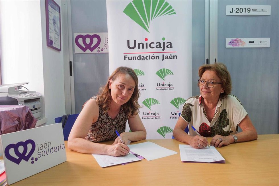 Julia Molina  y Carmen Espín en la firma de la renovación del acuerdo