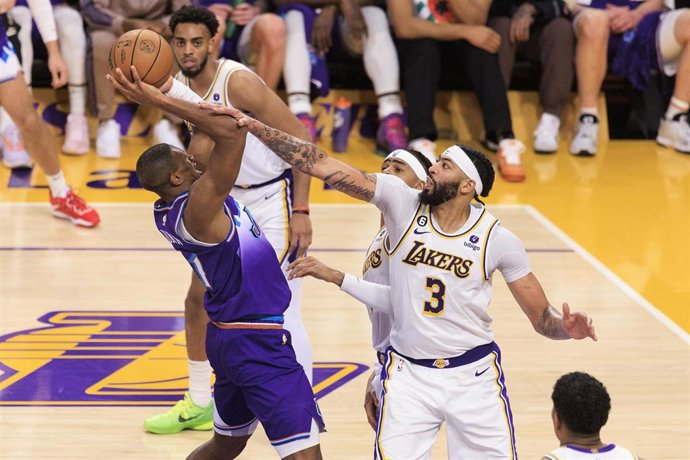 Archivo - Anthony Davis intenta taponar un lanzamiento durante un partido de Los Angeles Lakers