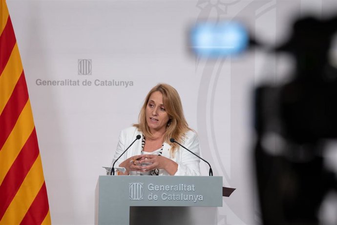 Archivo - La consellera de Economía, Natlia Mas, interviene durante una rueda de prensa