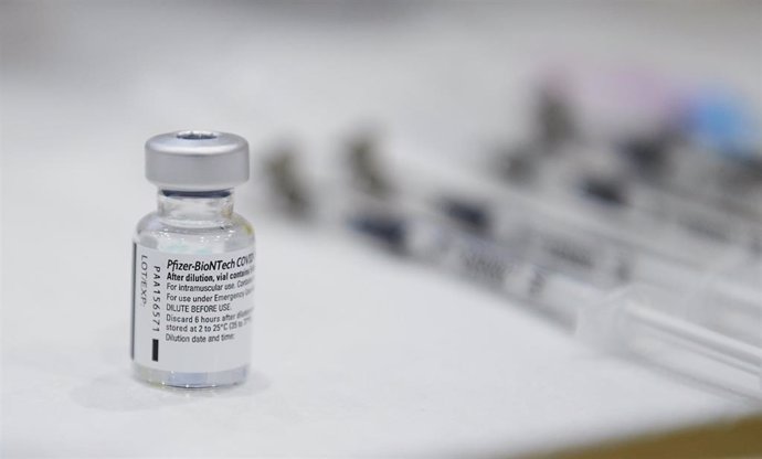 Archivo - Un frasco con la segunda dosis de la vacuna de Pfizer-BioNTech contra la Covid-19 en el Hospital Universitario Marqués de Valdecilla, en Santander, Cantabria (España), a 12 de febrero de 2021.